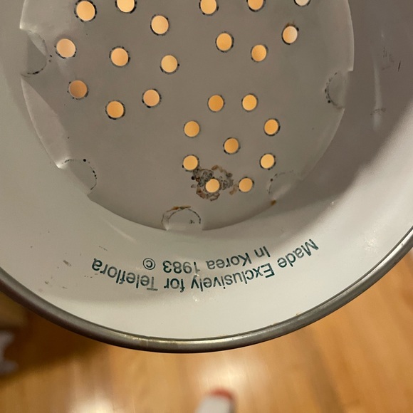 vintage 1983 White Enamel Strawberry Colander - Picture 5 of 5